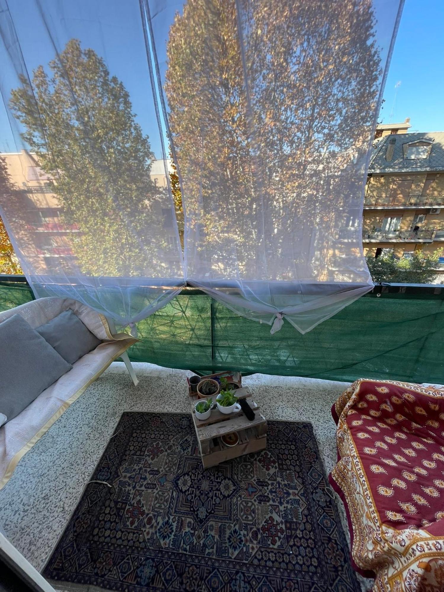 -100m Metro A- Balcony E Open Space * Rom