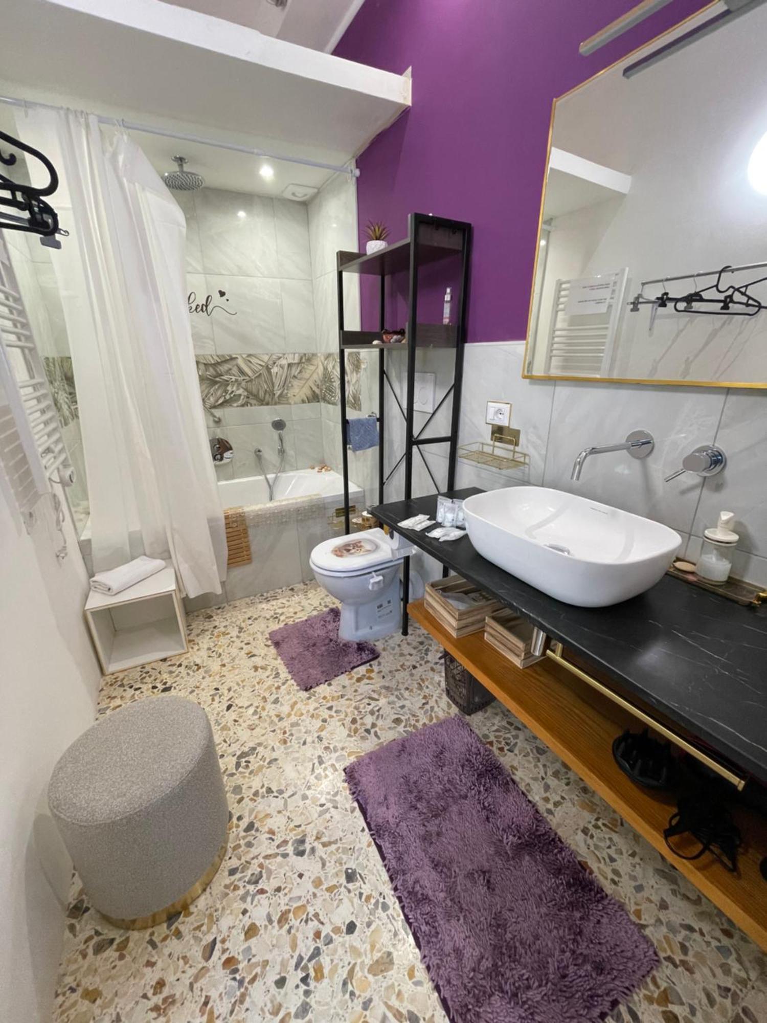 -100m Metro A- Balcony E Open Space * Rom